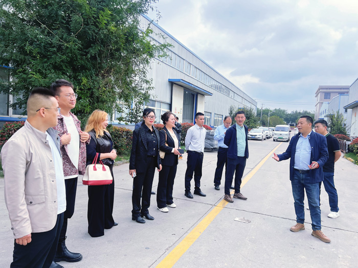 交大總裁班師生進入甘霖實業參觀學習