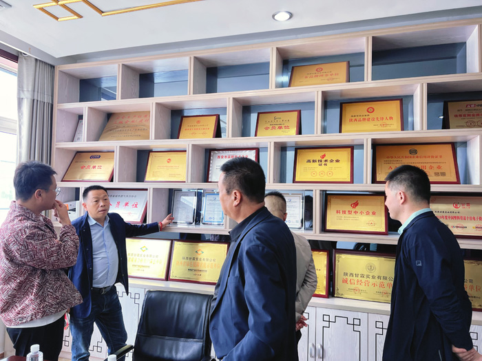 交大總裁班師生進入甘霖實業參觀學習